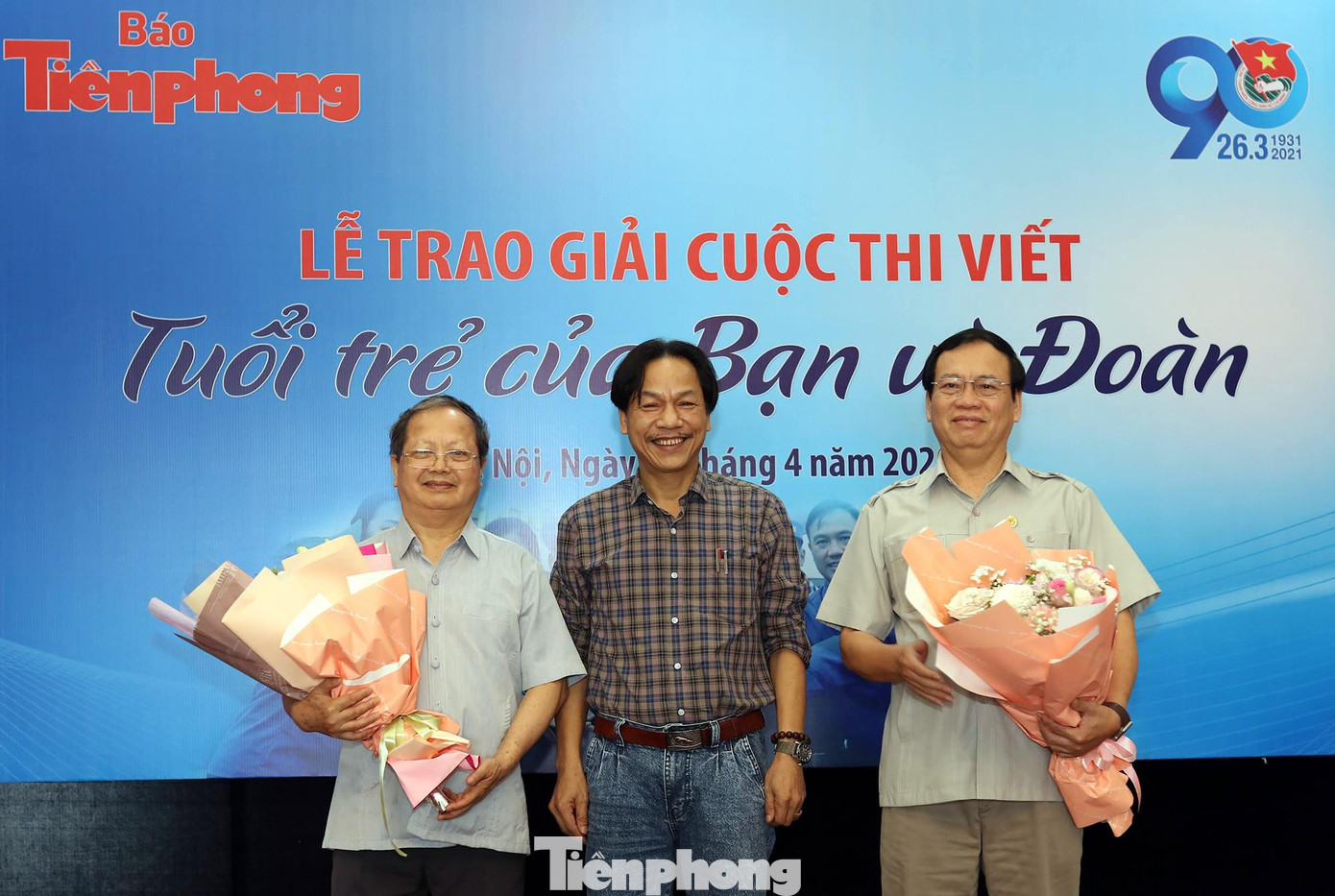 Nhà báo Lê Minh Toản tặng hoa chúc mừng hai khách mời đặc biệt của chương trình là ông Hà Quang Dự - nguyên ủy viên T.Ư Đảng, nguyên Bí thư Thứ nhất T.Ư Đoàn và ông Vũ Trọng Kim. Hai ông cũng là nhân vật chia sẻ trong bài viết đoạt giải của nhà báo Lưu Trinh.