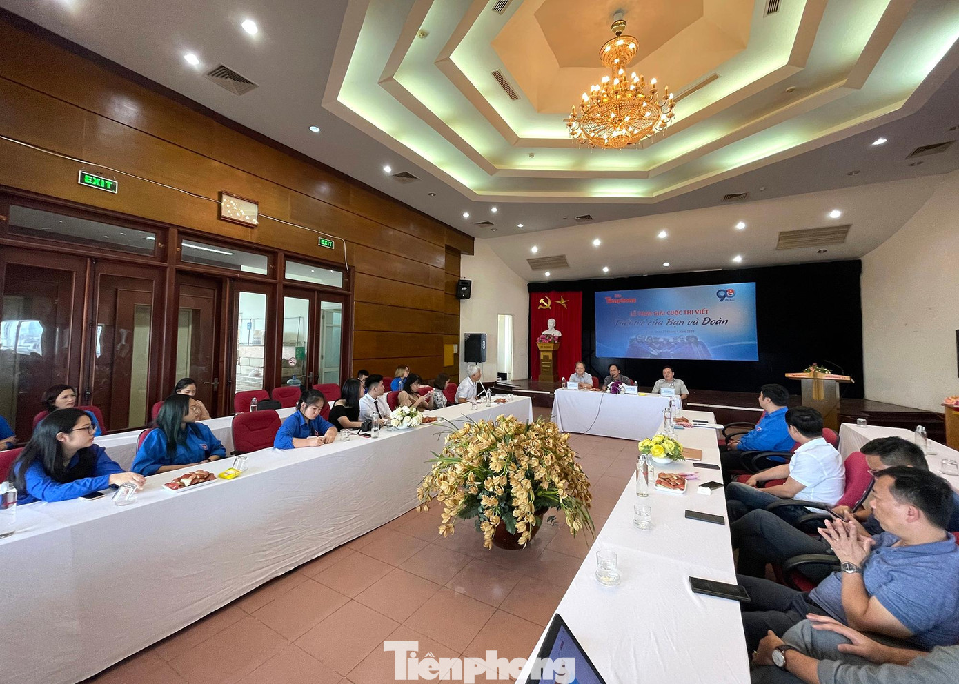 Dự chương trình có ông Hà Quang Dự - nguyên Bí thư Thứ nhất T.Ư Đoàn, ông Vũ Trọng Kim - nguyên Bí thư Thứ nhất T.Ư Đoàn, Chủ tịch T.Ư Hội Cựu Thanh niên Xung phong Việt Nam; anh Nguyễn Thái An - Ủy viên Ban Thường vụ T.Ư Đoàn, Trưởng Ban Tuyên giáo T.Ư Đoàn; nhà báo Lê Minh Toản - Phó Tổng Biên tập Báo Tiền Phong. Cùng các tác giả đoạt giải cuộc thi viết “Tuổi trẻ của bạn và Đoàn” và đoàn viên thanh niên.