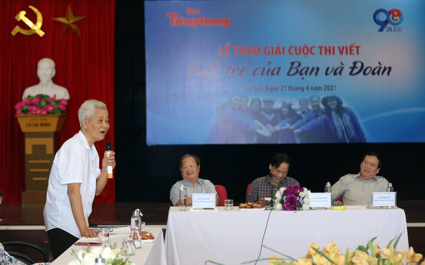 Ông Đinh Đăng Minh chia sẻ: "Báo đã giúp tôi có nhiều kiến thức trong cuộc sống. Còn sức khỏe tôi còn đọc và viết báo". Ảnh: Như Ý Ông Đinh Đăng Minh chia sẻ: "Báo đã giúp tôi có nhiều kiến thức trong cuộc sống. Còn sức khỏe tôi còn đọc và viết báo". Ảnh: Như Ý