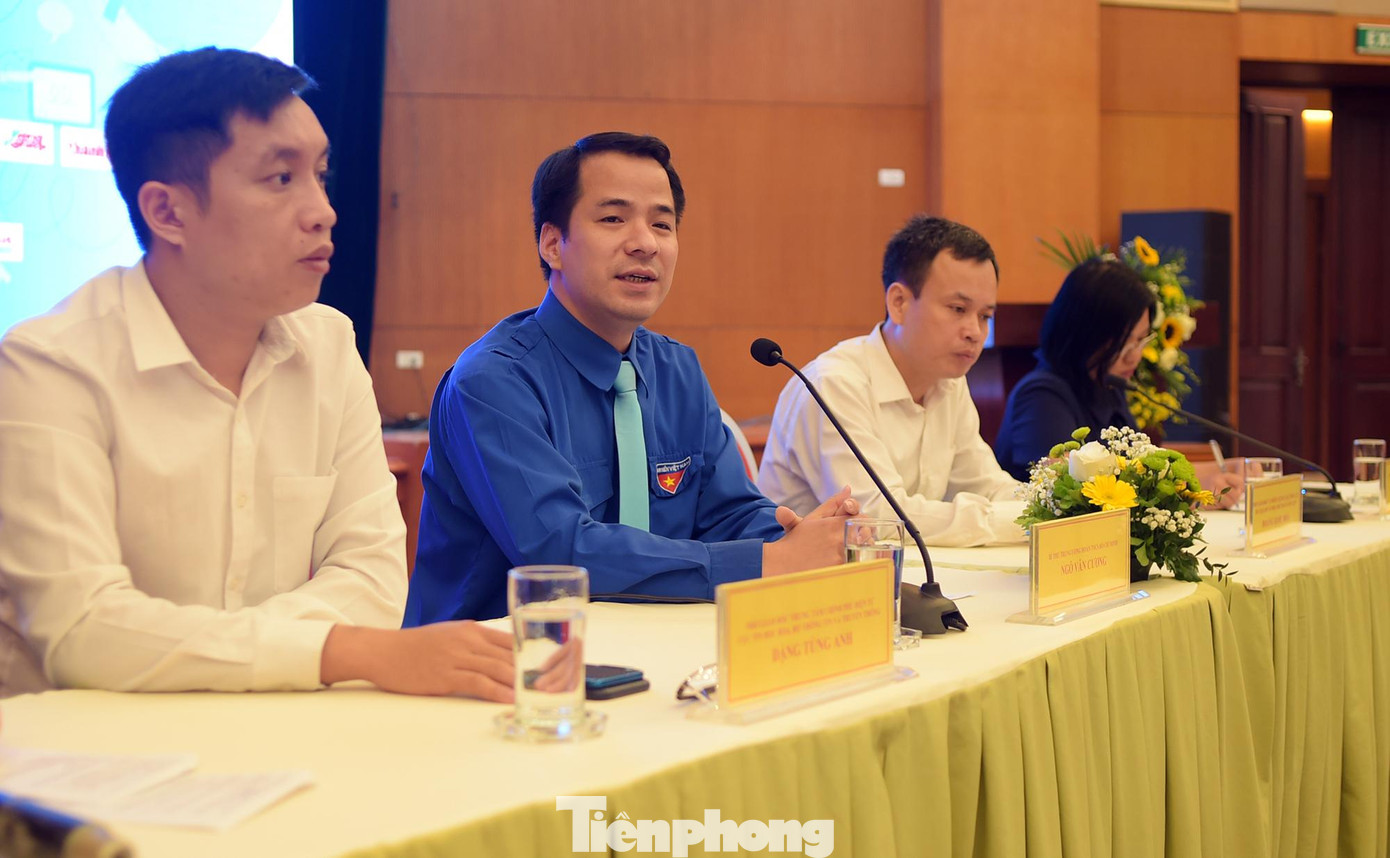 Bí thư T.Ư Đoàn Ngô Văn Cương và các diễn giả trao đổi tại chương trình. Ảnh: Xuân Tùng