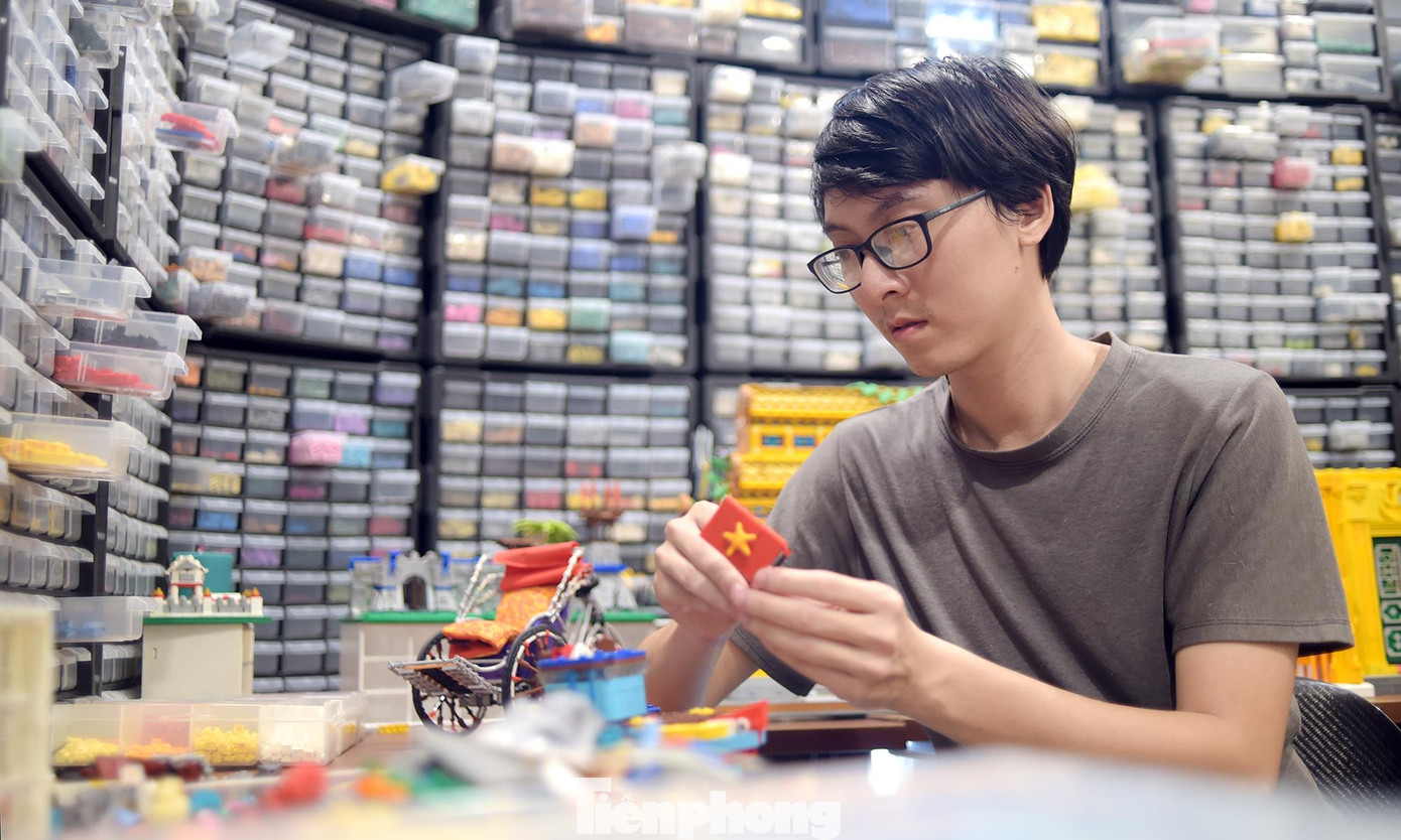 Anh Hoàng bắt đầu bén duyên với lego từ năm 2008. Sau thời gian ngắn chơi theo từng bộ có hướng dẫn lắp ráp cụ thể, anh chuyển sang tự thiết kế riêng tác phẩm và sưu tầm các bộ lego. Anh Hoàng cho biết đã mua và sưu tầm hơn hai triệu mảnh ghép Lego, sở hữu gần 70% bộ Lego sản xuất từ năm 1989 - 2000 và những bộ phiên bản giới hạn, không còn sản xuất như set mã 521 sản xuất năm 1962.