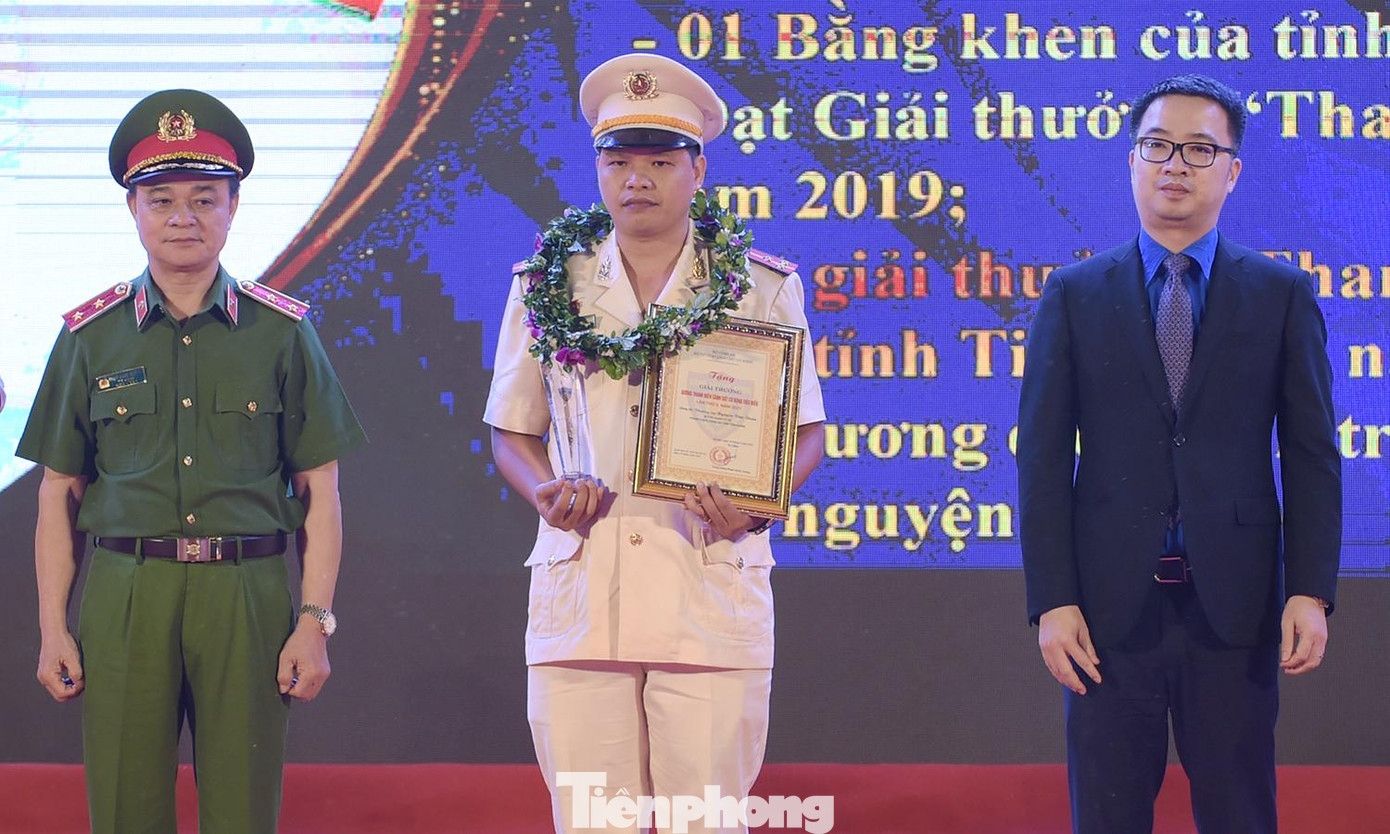 Thượng úy Nguyễn Văn Đoàn được tuyên dương tại chương trình. Ảnh: Xuân Tùng Thượng úy Nguyễn Văn Đoàn được tuyên dương tại chương trình. Ảnh: Xuân Tùng