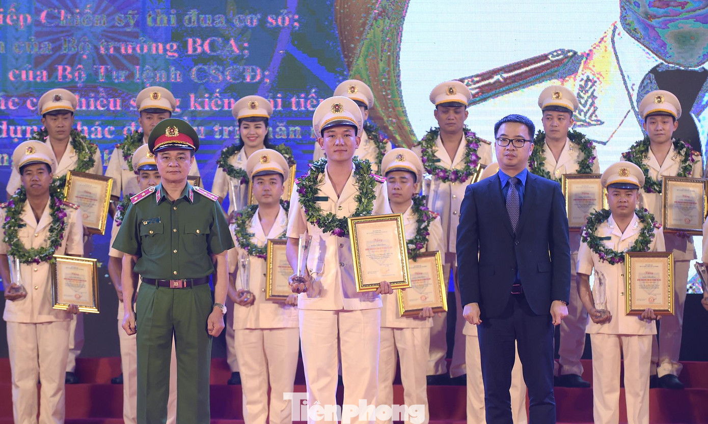 Thượng úy Nguyễn Anh Vũ là một trong số 20 gương CSCĐ tiêu biểu được tuyên dương vào tối 9/4. Ảnh: Xuân Tùng Thượng úy Nguyễn Anh Vũ là một trong số 20 gương CSCĐ tiêu biểu được tuyên dương vào tối 9/4. Ảnh: Xuân Tùng