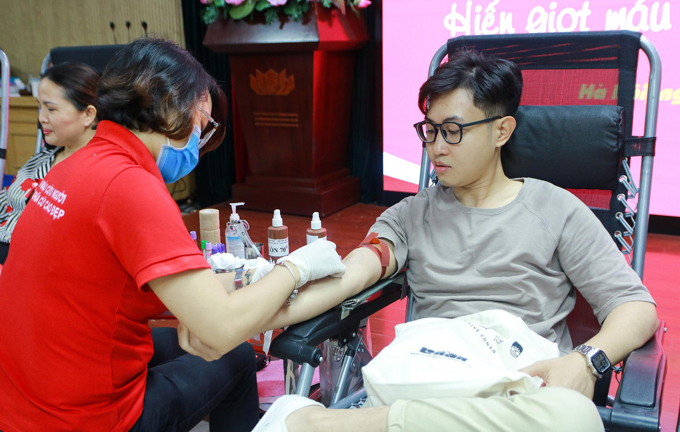 Anh Nguyễn Đức Hoàng hiến máu tại chương trình Anh Nguyễn Đức Hoàng hiến máu tại chương trình