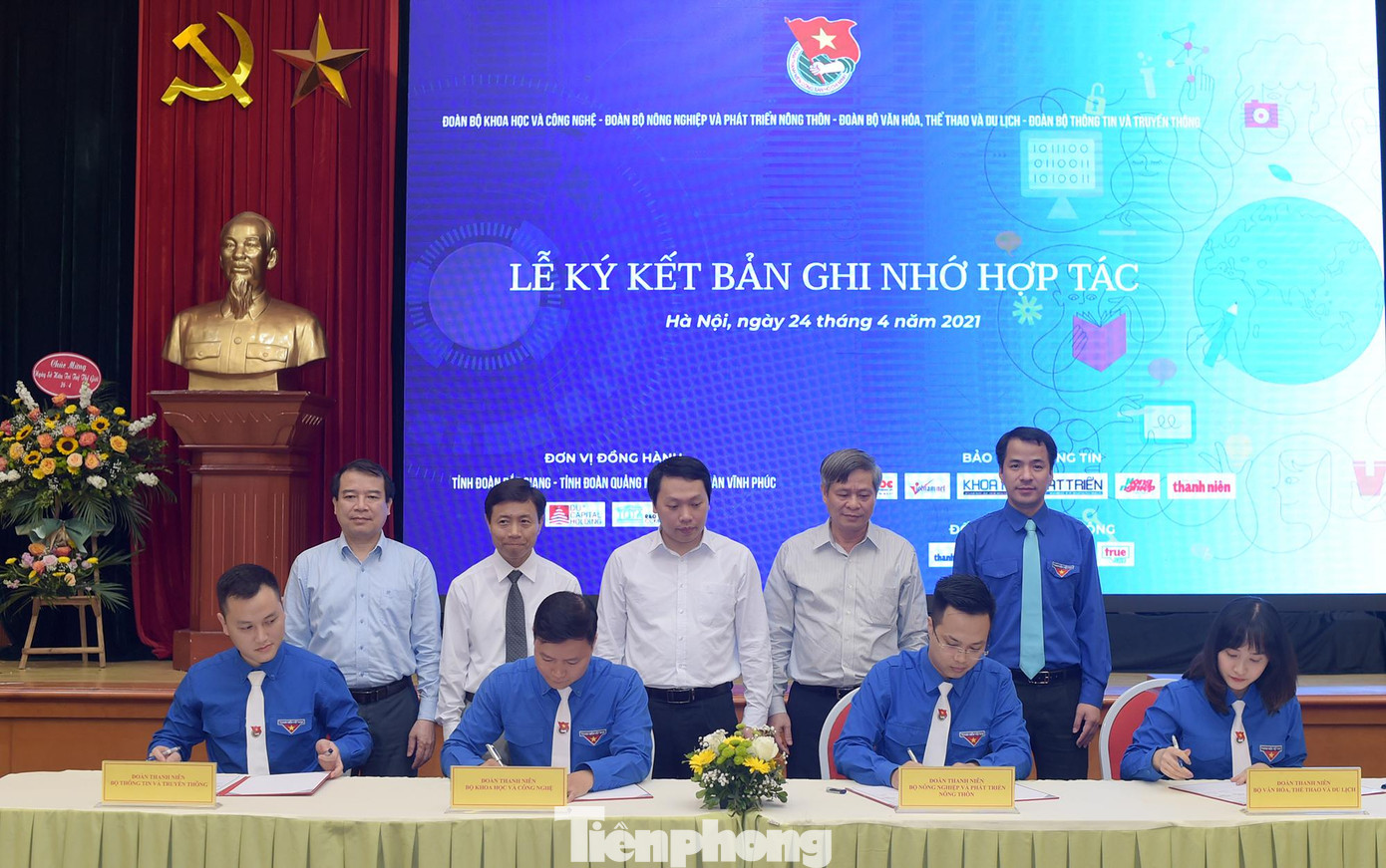 Đại diện Đoàn Thanh niên Bộ KH&amp;CN, Bộ TT&amp;TT, Bộ VH-TT&amp;DL, Bộ NN&amp;PTNT ký kết bản ghi nhớ hợp tác tại Hội thảo. Ảnh: Xuân Tùng