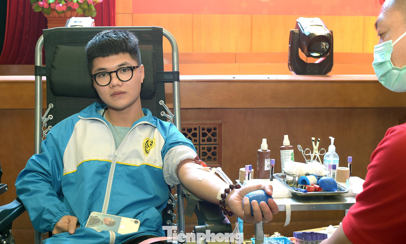 Phạm Phú Hoàn (SN 2001) sinh viên khoa Cơ khí, ĐH Giao thông Vận tải đã nâng số lần hiến máu lên 6 khi tham gia Ngày hội hiến máu.