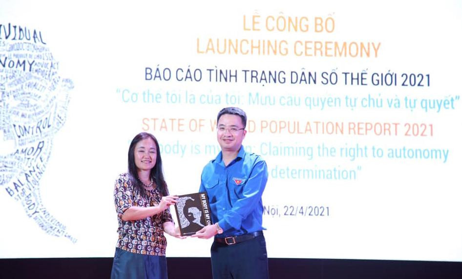 Bà Naomi Kitahara - Trưởng đại diện UNFPA tại Việt Nam trao sách công bố Báo cáo Tình trạng dân số thế giới năm 2021 cho anh Nguyễn Tường Lâm, Bí thư T.Ư Đoàn. Ảnh: Lâm Đăng Hải. Bà Naomi Kitahara - Trưởng đại diện UNFPA tại Việt Nam trao sách công bố Báo cáo Tình trạng dân số thế giới năm 2021 cho anh Nguyễn Tường Lâm, Bí thư T.Ư Đoàn. Ảnh: Lâm Đăng Hải.