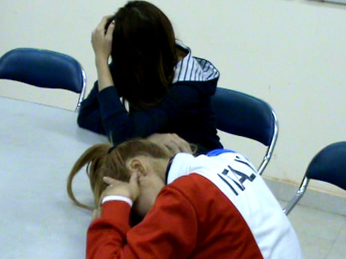 Các nữ nhân viên tiệm hớt tóc tại CQĐT