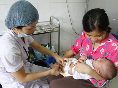 Tiêm vắc - xin phòng dịch tại trung tâm Y tế Dự phòng ở Hà Nội. Ảnh: NGọc châu. Tiêm vắc - xin phòng dịch tại trung tâm Y tế Dự phòng ở Hà Nội. Ảnh: NGọc châu