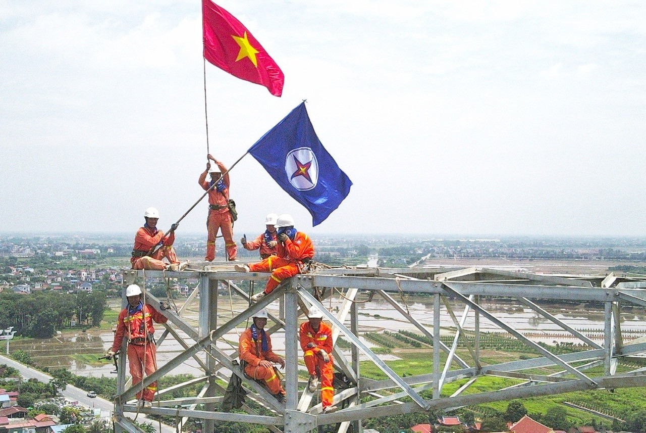 Nhóm công nhân đến từ khu vực Đông Bắc ăn mừng khi thi công đến độ cao cuối cùng của cột Nhóm công nhân đến từ khu vực Đông Bắc ăn mừng khi thi công đến độ cao cuối cùng của cột