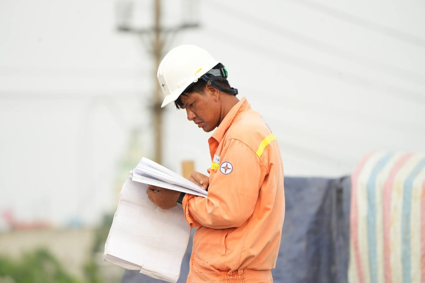 Kỹ sư đọc bản vẽ thiết kế ngay trên công trường Kỹ sư đọc bản vẽ thiết kế ngay trên công trường