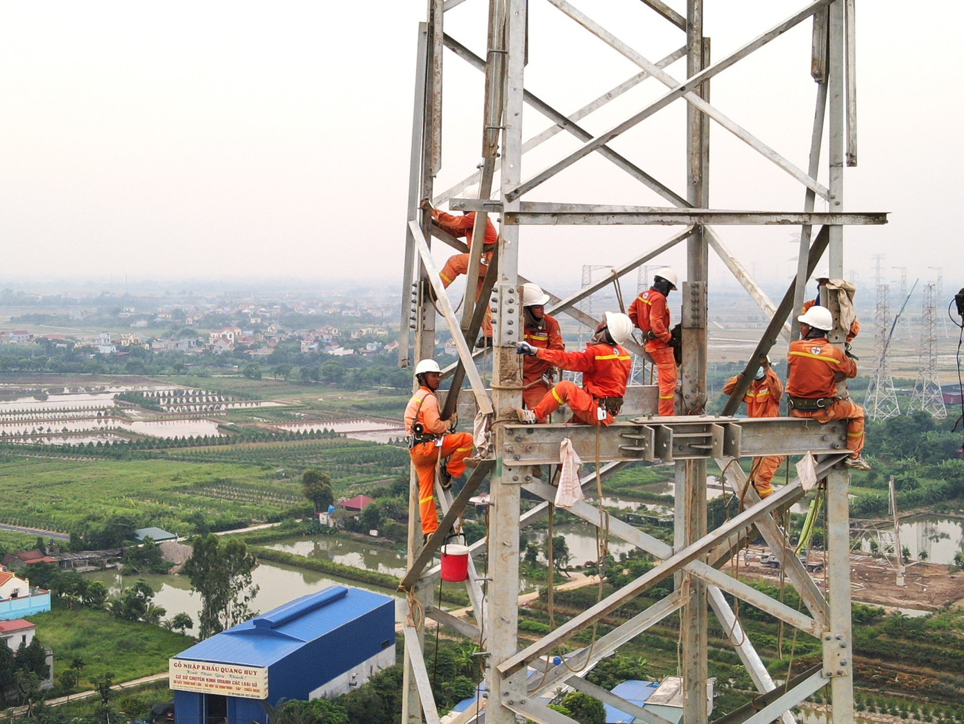 Đội ngũ kỹ sư thi công trên cao phải có sức khỏe và kỹ thuật tốt Đội ngũ kỹ sư thi công trên cao phải có sức khỏe và kỹ thuật tốt