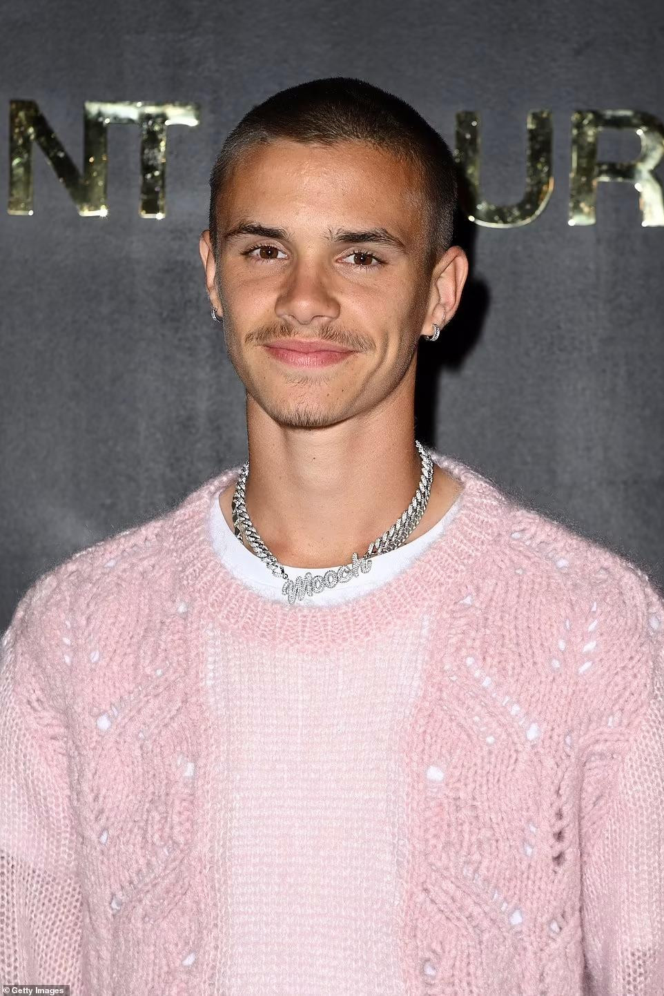 Tuy nhiên, để râu khiến Romeo già hơn nhiều so với tuổi. Có người nhận xét, Victoria còn trẻ trung hơn con trai sinh năm 2002.