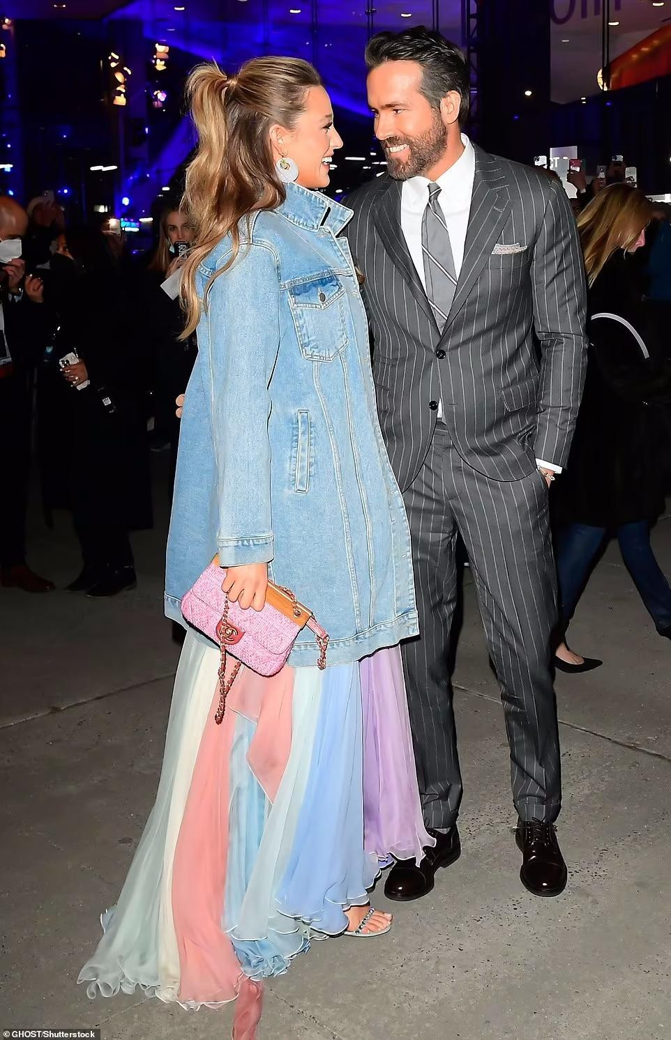 Cặp vợ chồng 10 năm trao nhau cái nhìn ngọt ngào, say đắm.