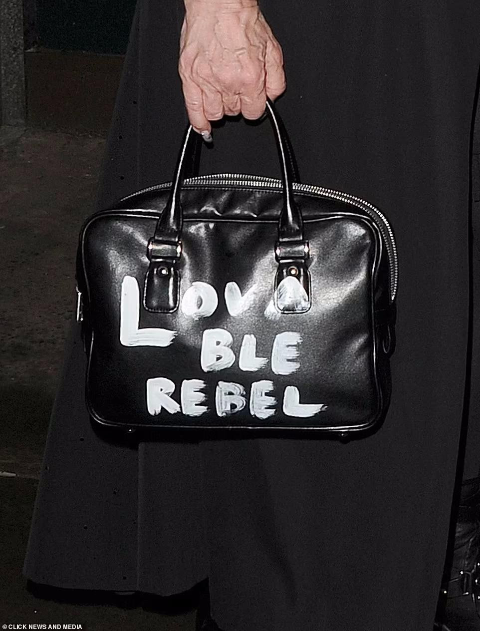 Hơn thế, đôi tay nhăn nheo, gân guốc của Madonna càng cho thấy được sự tàn khốc của thời gian, dù là "Nữ hoàng nhạc pop" đình đám thế giới cũng không thoát được.