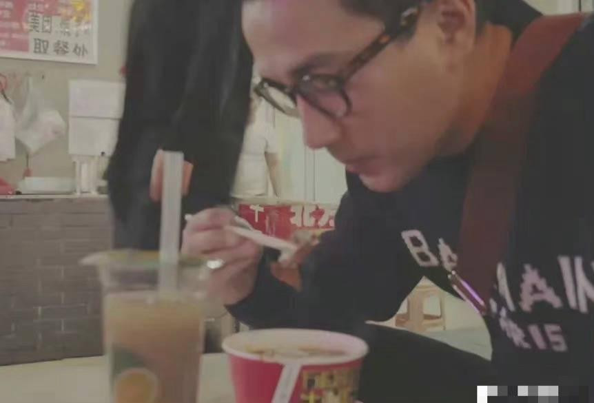 Anh bị chê hết thời vì cởi khẩu trang vẫn không ai nhận ra. Anh bị chê hết thời vì cởi khẩu trang vẫn không ai nhận ra.