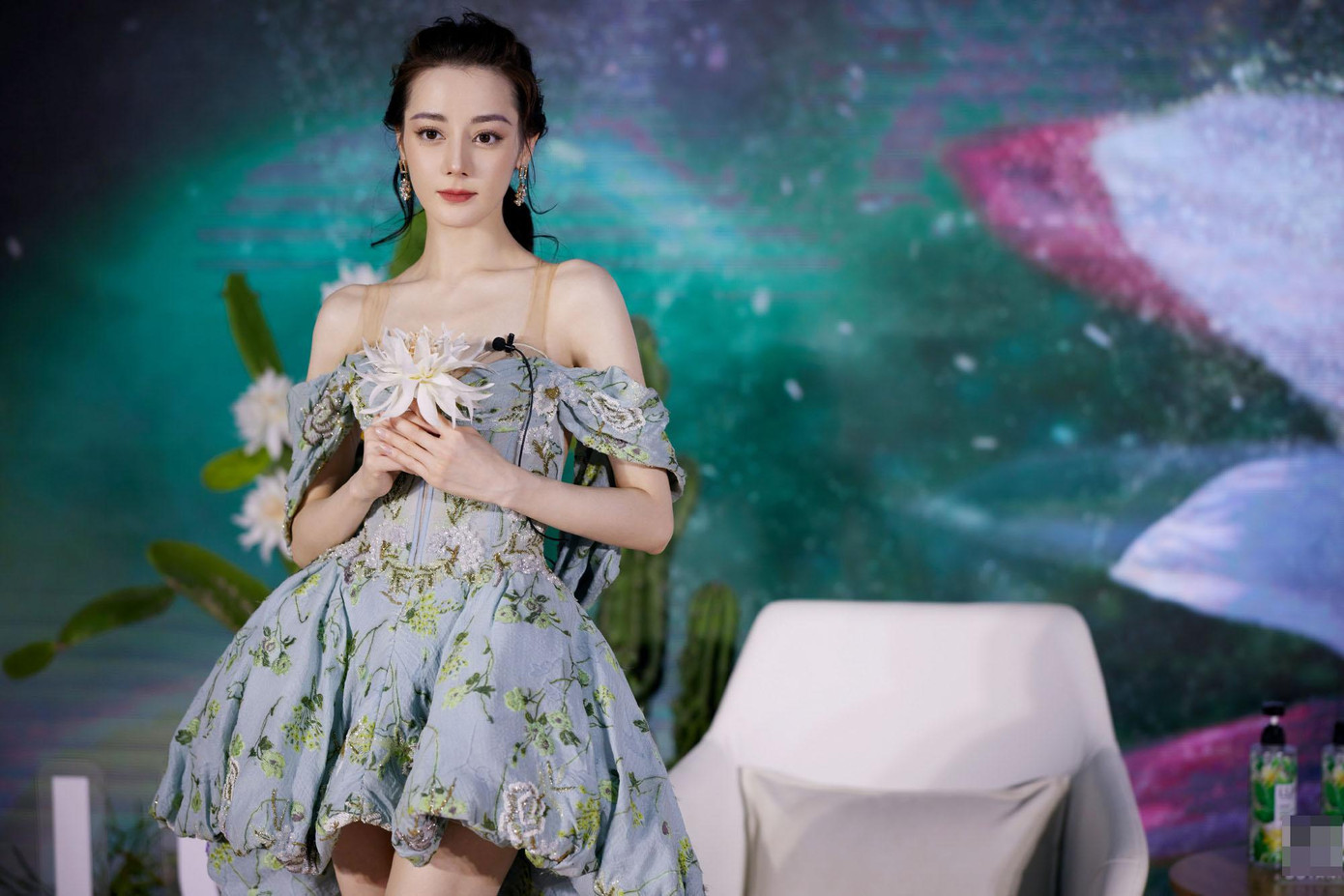 Ngày 7/3, Địch Lệ Nhiệt Ba tham gia sự kiện livestream của một nhãn hàng hoá mỹ phẩm có tiếng. Một lần nữa, nữ diễn viên 30 tuổi gây "bão" mạng xã hội bởi ngoại hình xuất chúng.