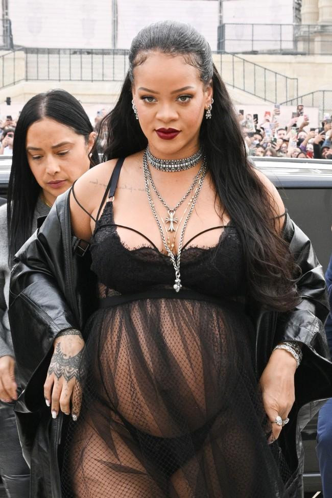 Rihanna mặc nội y dự show Dior tại Tuần lễ thời trang Paris.