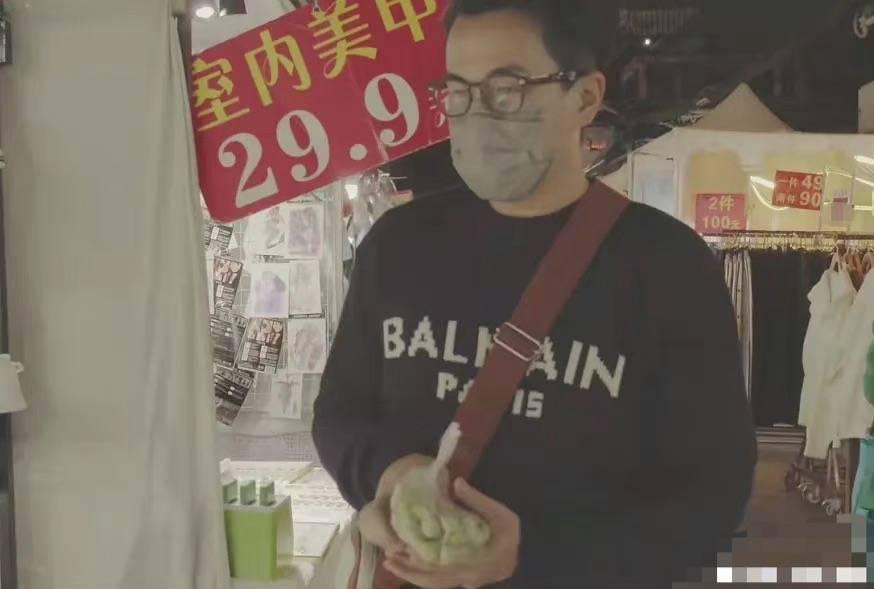 Lưu Khải Uy đi dạo chợ đêm ở Vũ Hán. Lưu Khải Uy đi dạo chợ đêm ở Vũ Hán.