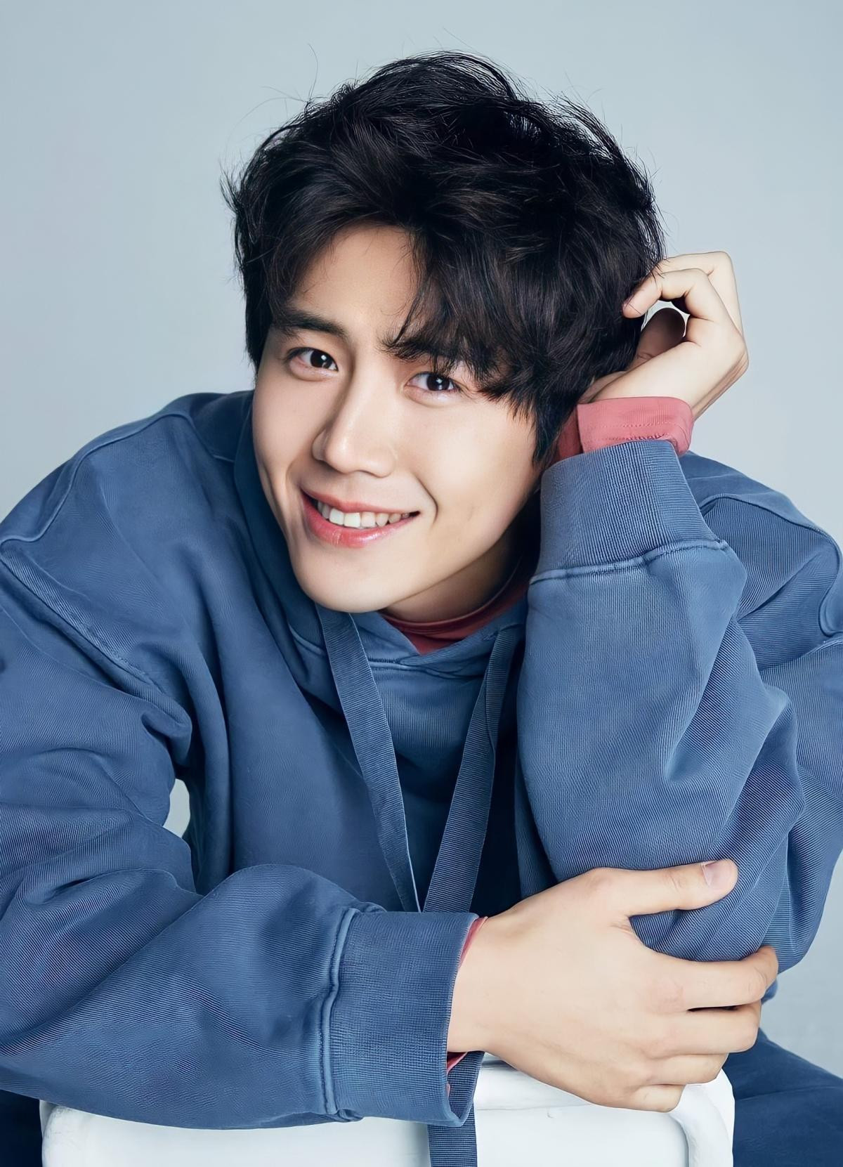 1. Kim Seon Ho: Sau khi bị bạn gái cũ hãm hại đến suýt bị đuổi khỏi làng giải trí Hàn Quốc, tài tử “Hometown Cha Cha Cha” được giải oan và nhanh chóng lấy lại được sự yêu mến từ người hâm mộ. Anh nhận được hơn 13,7 triệu phiếu bầu (chiếm 48,2% tổng số phiếu bầu) trong cuộc thăm dò, giành lấy danh hiệu “Tài tử Hàn Quốc điển trai nhất năm 2022”.