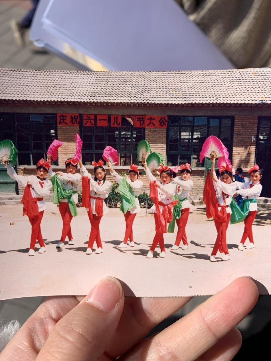 Triệu Lệ Dĩnh (ngoài cùng bên phải) biểu diễn văn nghệ cùng các bạn ở trường lúc bé.