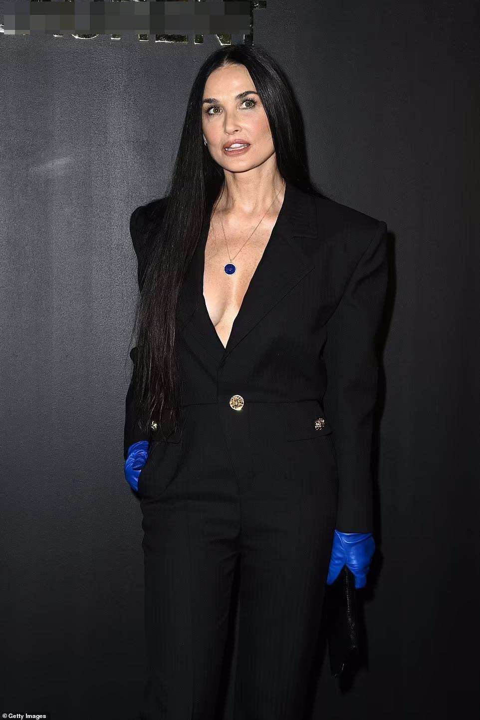 Ngôi sao "Ghost" tự tin diện mốt "không nội y" khoe vẻ đẹp gợi cảm thách thức thời gian.