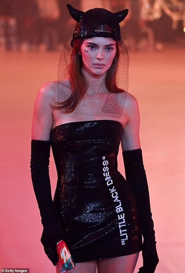 Trước đó, hôm 28/2, Kendall cùng chị em Gigi và Bella Hadid, Kaia Gerber cũng loạt ngôi sao đình đám khác khuấy động show diễn Off-White với phong cách trẻ trung, năng động và cá tính.