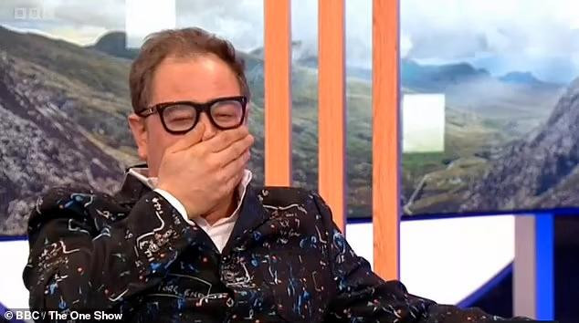 Alan Carr che miệng vì sốc và buồn cười.