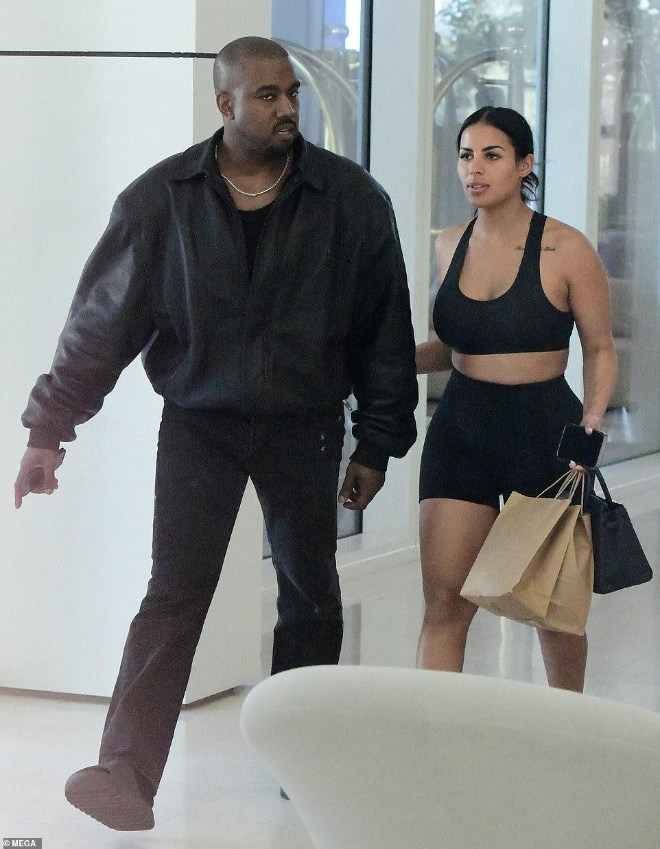 Tuy nhiên, nguồn tin thân cận khẳng định với Page Six, hai người vẫn chỉ là bạn bè. Theo nguồn tin, Kanye xem Chaney là nàng thơ, một phiên bản trẻ trung hơn của vợ cũ Kim Kardashian.