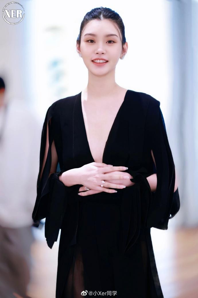 Sau khi sinh con thứ hai, Hề Mộng Dao trông nhuận sắc hơn và gần như không thay đổi nhiều về ngoại hình.