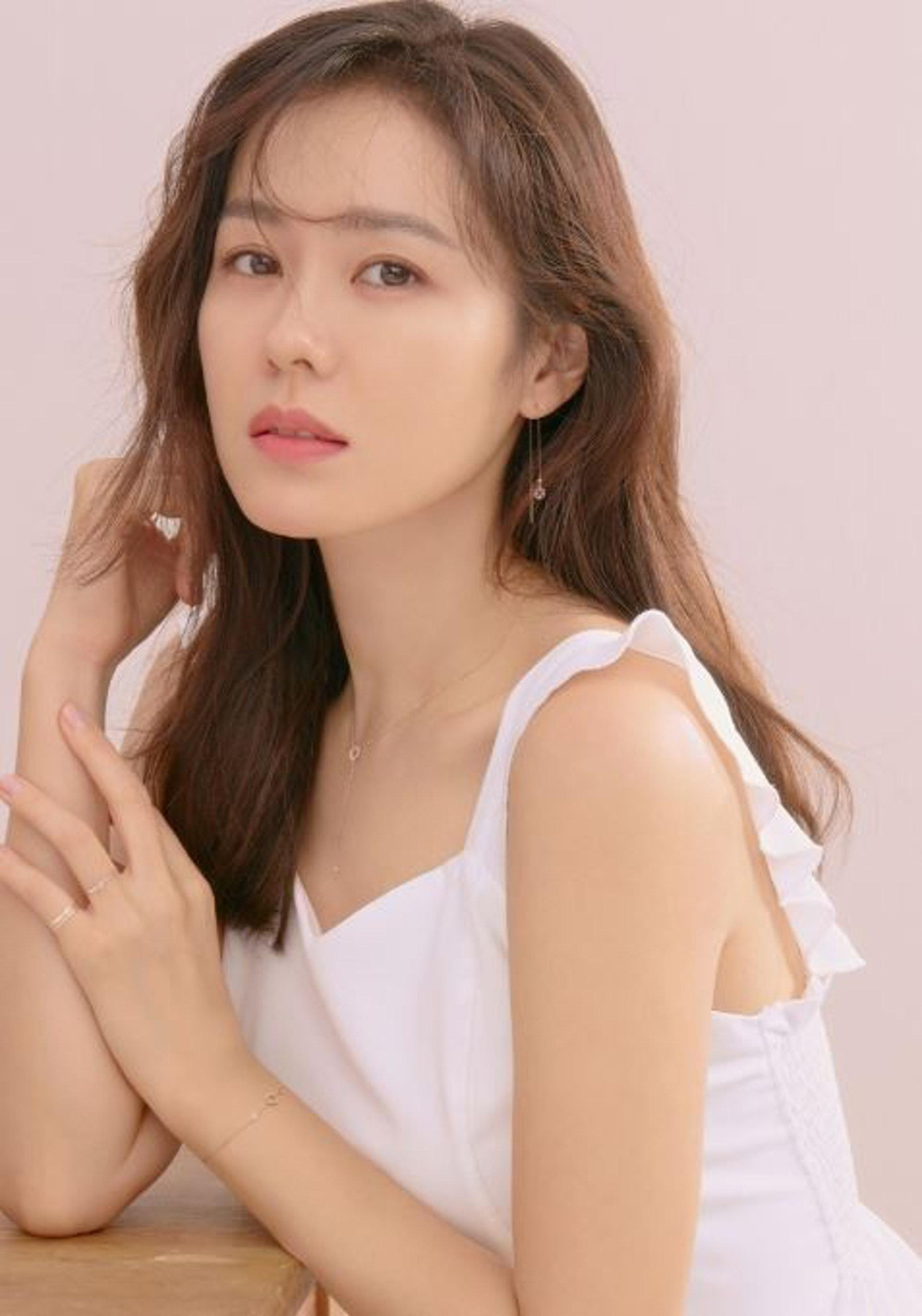 7. Son Ye Jin: Năm ngoái, cô dâu tương lai của Hyun Bin bị "rơi" khỏi Top 10. Nhưng năm nay, "chị đẹp" đã lấy lại phong độ với hạng 7 và hơn 60.000 phiếu bầu.