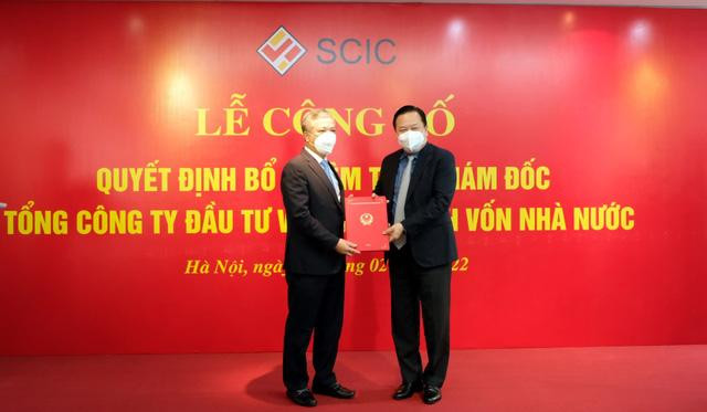 Đồng chí Nguyễn Hoàng Anh trao quyết định và chúc mừng đồng chí Nguyễn Quốc Huy. Ảnh: BCP Đồng chí Nguyễn Hoàng Anh trao quyết định và chúc mừng đồng chí Nguyễn Quốc Huy. Ảnh: BCP