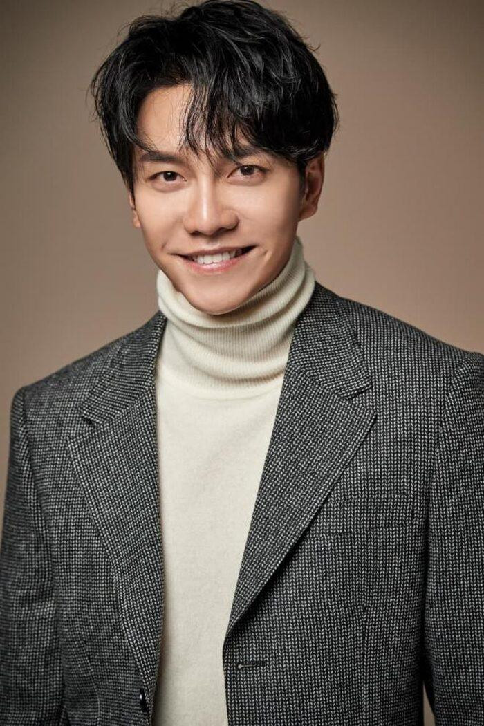 19. Lee Seung Gi: “Con rể quốc dân” giữ hạng 19 với 15.594 phiếu bầu.