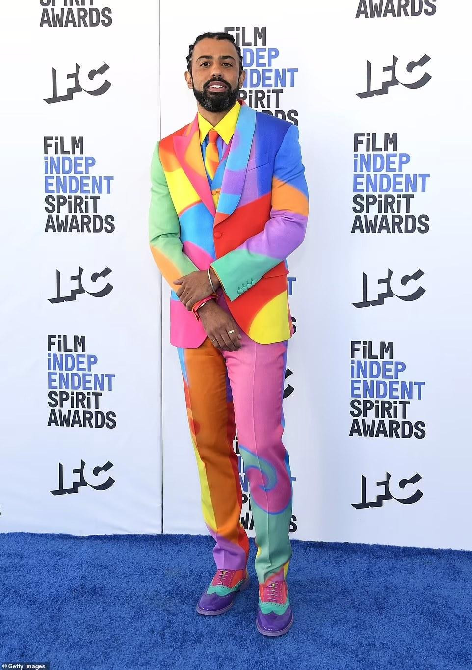 Nhà sản xuất phim Daveed Diggs nổi bật với set đồ cầu vồng.