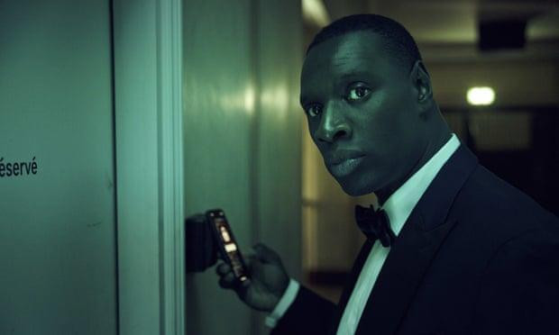 Nam chính Sy có mặt lúc phim trường bị cướp tấn công.