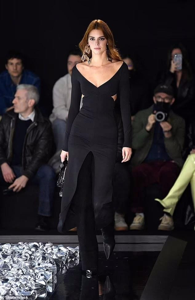 Cô xõa mái tóc nâu vàng, trang điểm phủ sương và đeo bông tai lớn. Tất cả tạo nên tổng thể trang nhã, thanh lịch.