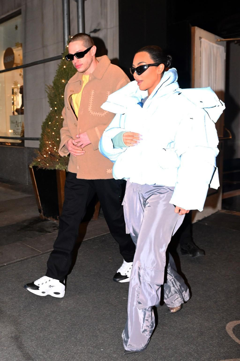 Pete bị Kanye công kích nhiều lần sau khi hẹn hò với Kim. Pete bị Kanye công kích nhiều lần sau khi hẹn hò với Kim.