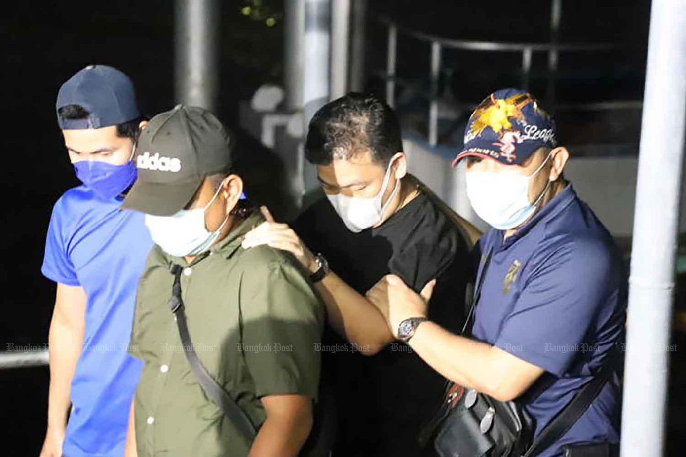 Cảnh sát áp giải Phaiboon "Robert" Trikanjananun đến hiện trường diễn lại cảnh đi tàu cao tốc trên sông Chao Phraya ở tỉnh Nonthaburi vào ngày 2/3.