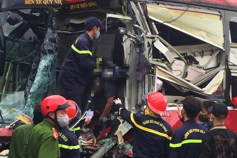 Lực lượng cứu hộ đưa thi thể tài xế xe khách ra ngoài (Ảnh: CACC). Lực lượng cứu hộ đưa thi thể tài xế xe khách ra ngoài (Ảnh: CACC).