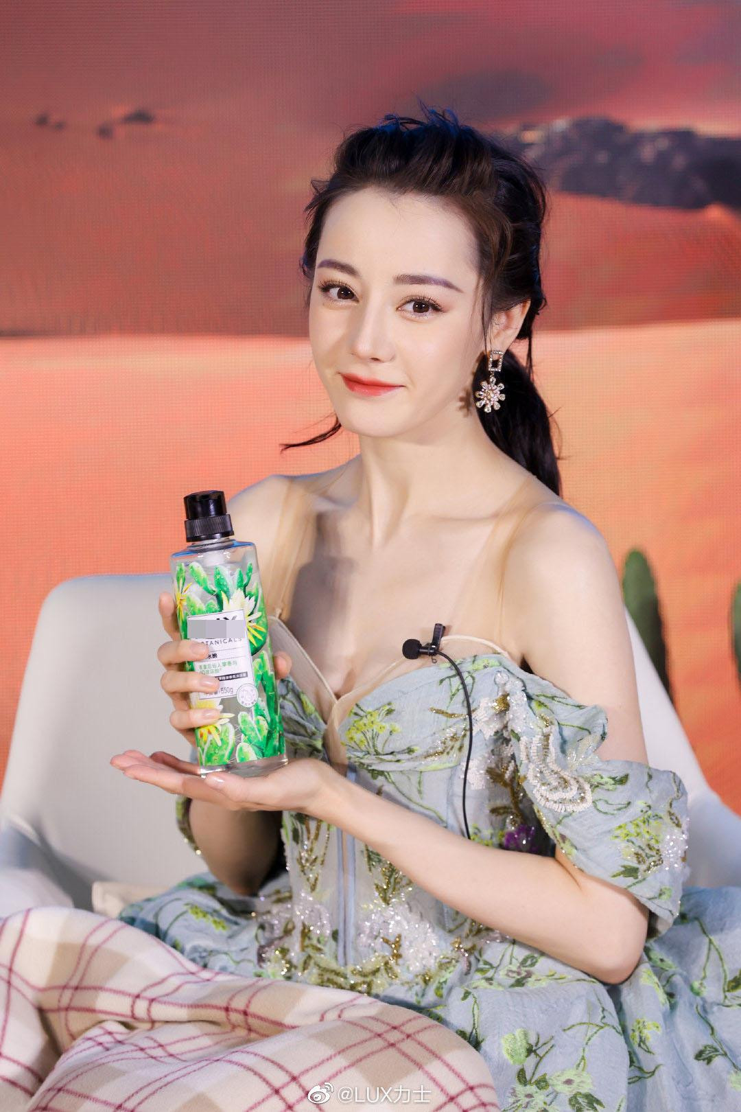 Dân mạng Trung Quốc dành vô số lời khen cho Nhiệt Ba. Đa số đều thừa nhận, luận về nhan sắc, mỹ nhân "Tam sinh tam thế: Chẩm thượng thư" hoàn toàn xứng đáng góp mặt trong top đầu trong showbiz Hoa ngữ.