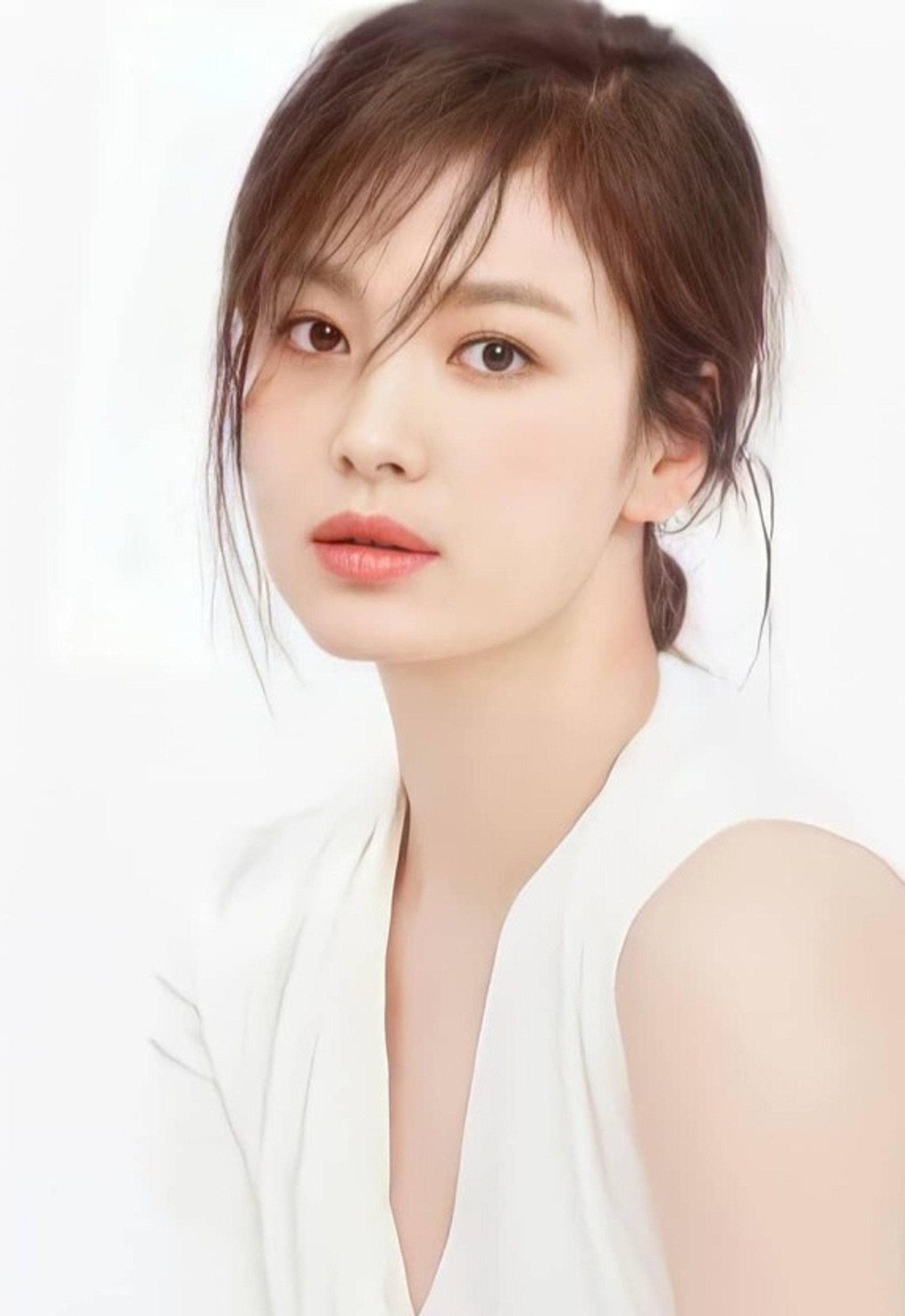 8. Song Hye Kyo: Tương tự Son Ye Jin, "nữ thần mặt mộc xứ Hàn" đã trở lại Top 10 với hơn 53.000 phiếu bầu.