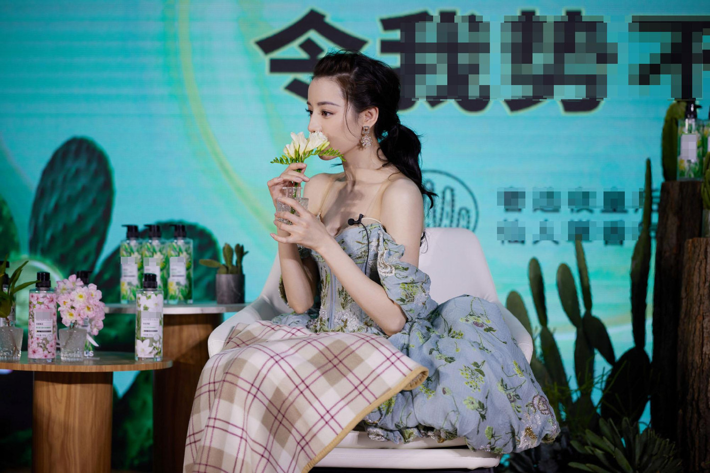 Màu sắc trang phục khá kén màu da, nhưng khoác lên mình "mỹ nhân Tân Cương" 9x lại rất hợp bởi cô sở hữu làn da trắng sáng, mịn màng.