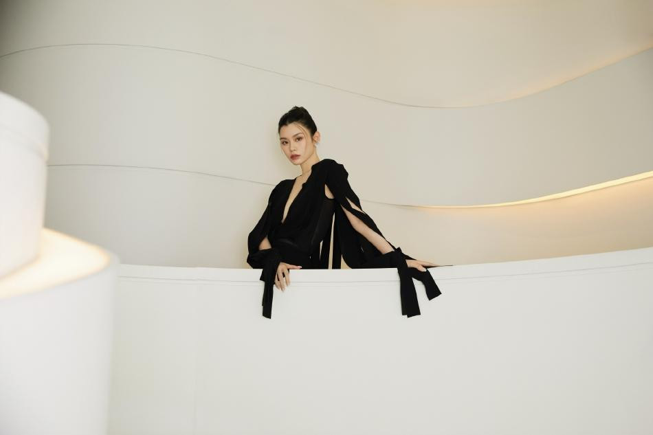 Tuy nhiên, với ngoại hình hiện tại, Hề Mộng Dao không cần đính chính, tin đồn cũng tự động biến mất.