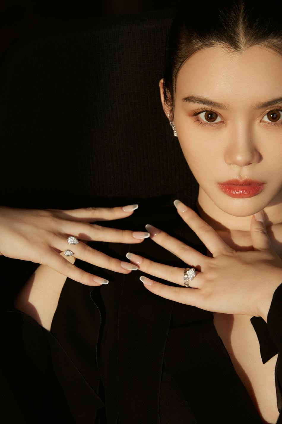 Từ khi lấy chồng, sinh con, Hề Mộng Dao ít khi xuất hiện công khai, chỉ thỉnh thoảng tham gia vài sự kiện. Lần gần nhất cô lên truyền hình là góp mặt trong show thực tế Happy Trio với chồng.