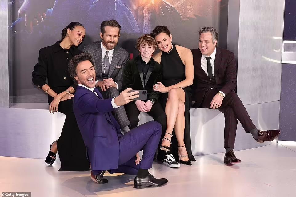 "The Adam Project" là tác phẩm khoa học viễn tưởng, xoay quanh nhân vật Adam Reed - một phi công máy bay chiến đấu du hành xuyên thời gian, hợp tác với chính mình trong quá khứ để thực hiện sứ mệnh cứu lấy tương lai.