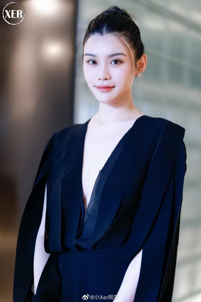 Cựu siêu mẫu Victoria's Secret diện mốt "không nội y" gợi cảm nhưng không vì thế mà mất đi vẻ thanh lịch, trang nhã.