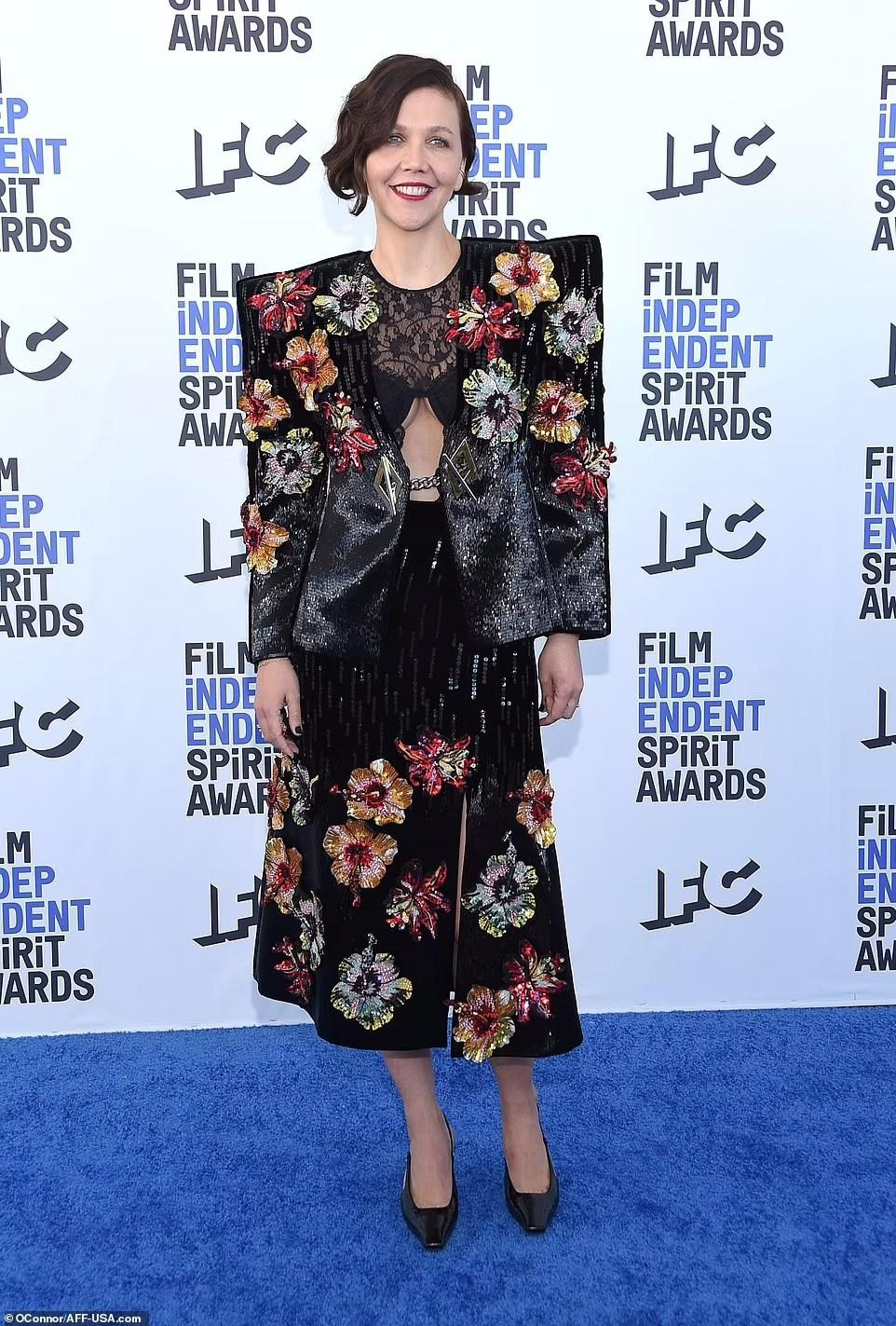 Nữ đạo diễn "The Lost Daughter" Maggie Gyllenhaal phối áo blazer thêu hoa màu đen với nội y ren sexy.