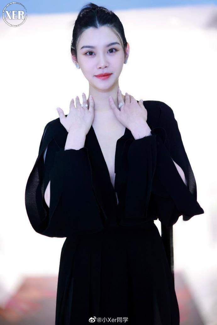 Sau khi sinh con thứ hai, Hề Mộng Dao trông nhuận sắc hơn và gần như không thay đổi nhiều về ngoại hình.