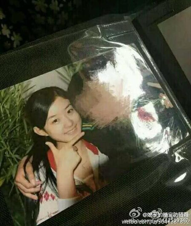 Triệu Lệ Dĩnh từng bức xúc vì ảnh gia đình bị chụp trộm rồi chia sẻ trên mạng xã hội.