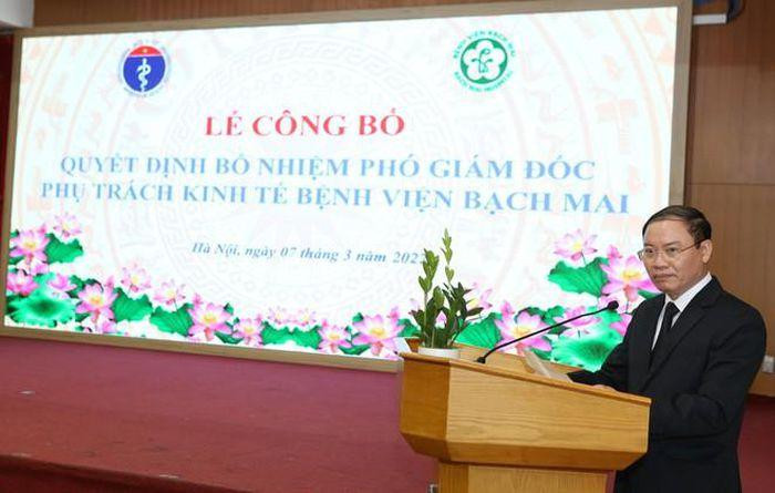 Tân Phó Giám đốc BV Bạch Mai Vũ Văn Hồng phát biểu nhận nhiệm vụ. Ảnh: ANTĐ Tân Phó Giám đốc BV Bạch Mai Vũ Văn Hồng phát biểu nhận nhiệm vụ. Ảnh: ANTĐ